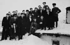 Wielkanocne spotkanie Polaków, część osób znajduje się na dachu baraku zasypanego śniegiem, w pierwszym rzędzie od lewej stoją: NN, Wiktor Jagoda z synem Weberów, NN, Wanda Cejko, na dachu z prawej Anna Szyszko; w drugim rzędzie od lewej stoją: Paweł Świetlikowski, NN, W. Komiukiewicz, Czesława Hnatów, NN, NN, NN, Edmund Weber z synem, NN, Maria Kwiatkowska.