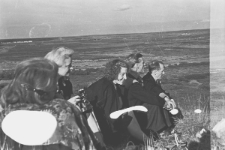 Spotkanie Polaków w tundrze, siedzą od lewej: Bronisława Kutiuk, Czesława Hnatów, Anna Szyszko, NN, Franciszek Sitnik.