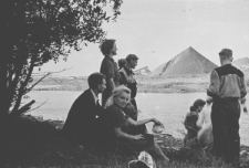 Spotkanie Polaków nad rzeką Workutą, w tle hałdy kopalni, siedzą od lewej: Eugeniusz Cydzik, Czesława Hnatów, za nimi stoi Anna Szyszko i Olgierd Zarzycki.