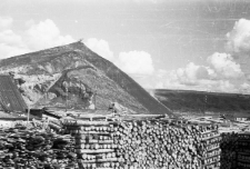 Hałda kopalni i sągi drewna na stemple.