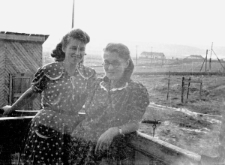 Wanda Cejko i Bronisława Kutiuk, w tle baraki dawnego obozu.