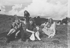 Na wycieczce w tundrze, z przodu od lewej: Olgierd Zarzycki, Wanda Cejko, Barbara Dudycz, z tyłu: Bronisława Kutiuk i Anna Szyszko z krowami.