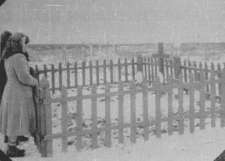 Przy grobie Jeremiego Odyńskiego (brata Natalii Odyńskiej) i Jana Preuznera, zastrzelonych wraz z pięcioma innymi więźniami za próbę ucieczki z łagru w 1954 roku.