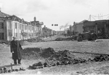 Główna ulica miasta, układanie nowej nawierzchni z kostki brukowej.