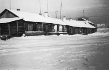 Fragment miasta, zabudowania w oddaleniu od głównej ulicy.