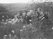 Polacy zwolnieni z łagrów, siedzą od lewej: Barbara Dudycz, Jerzy Urbankiewicz (vel. Michał Pełka), Wanda Cejko, Franciszek Sitnik, Czesława Hnatów, Eugeniusz Cydzik, Anna Szyszko, Olgierd Zarzycki.