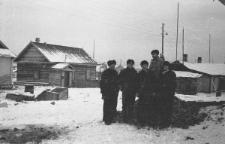 Estończycy i Polacy po zwolnieniu z łagrów, stoją od lewej: Jurij Rozenberg, Leon Tejwan, Hans Kauber (zginął w czasie purgi w 1957 roku), Wilde, Hari Lemberg.