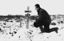 Leon Tejwan przy prawdopodobnym miejscu pochówku Juliana Wiktora, inżyniera energetyka ze Lwowa, żołnierza AK, który zginął 5 maja 1953 w kopalni nr 1 "Kapitalnaja".
