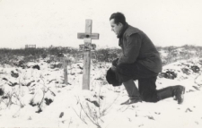 Leon Tejwan przy prawdopodobnym miejscu pochówku Juliana Wiktora, inżyniera energetyka ze Lwowa, żołnierza AK, który zginął 5 maja 1953 w kopalni nr 1 "Kapitalnaja".