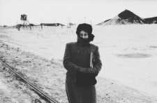 Anna Szyszko, łączniczka i sanitariuszka AK, więzień łagr&oacute;w w latach 1945-1956, w tle łagier i kopalnia nr 3.