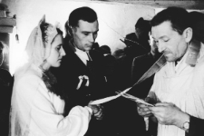 Ślub pary polskich zesłańców - Podosobik i Dawidowicza, udziela go ksiądz greckokatolicki.