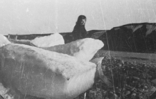 Anna Szyszko i bryły lodu z rzeki Workuty.