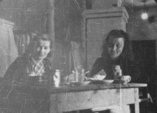 Barbara Dudycz (z lewej) i Anna Szyszko po zwolnieniu z łagru.