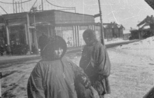 Nienieckie kobiety na ulicy miasta: "żony właścicieli zaprzęgów chodziły do jedynego żywnościowego sklepu w śródmieściu Workuty".