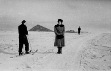 Eugeniusz Cydzik (na nartach) i Anna Szyszko, z tyłu Czesława Hnatów.