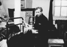 Bernard Grzywacz podczas lektury pisma "Dookoła Świata" otrzymanego z Polski za pośrednictwem wolnych.