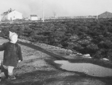 Dziecko na spacerze w tundrze.