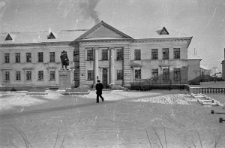 Fragment miasta, przed budynkiem pomnik Włodzimierza Lenina.