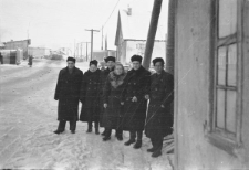 Grupa osób na ulicy, byli więźniowie łagrów.