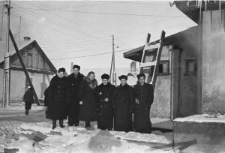 Byli więźniowie łagr&oacute;w przed barakiem.