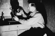 Bernard Grzywacz w swojej workuckiej ciemni fotograficznej, urządzonej w baraku, w kt&oacute;rym mieszkali zaprzyjaźnieni Estończycy.