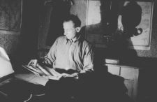 Bernard Grzywacz w ciemni fotograficznej urządzonej w baraku u zaprzyjaźnionych Estończyków.