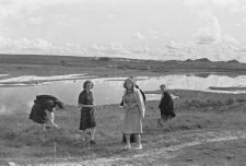 Wycieczka do tundry nad rzekę Workutę, stoją od lewej: Wanda Cejko, Anna Szyszko, Barbara Dudycz, Jerzy Urbankiewicz (vel Michał Pełka).
