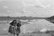 Wanda Cejko, Barbara Dudycz i Anna Szyszko nad rzeką Workutą, w tle hałdy kopalni.