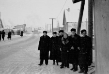 Grupa osób na ulicy Workuty.