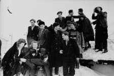 Wielkanocne spotkanie Polaków zwolnionych z łagrów, na dole Wanda Cejko i Anna Szyszko z synami Weberów - Edmundem i Tadeuszem.