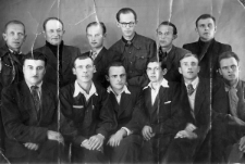 Polacy po zwolnieniu z łagrów. Siedzą od lewej: NN, NN, Piotr Karpowicz, Józef (nazwisko nieznane, z Wilna), Marian Dowgiałło, NN; u góry: NN, Antoni Raubo, NN, Olszewski (w okularach), Jan Micko, NN.