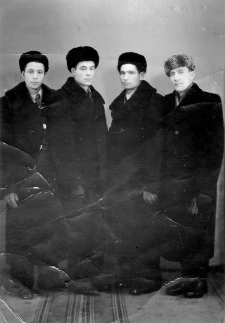Polacy po zwolnieniu z łagrów. Od lewej: Jan Marcinkiewicz, Antoni Marcinkiewicz, Jan Grygorewicz, Józef Szymanski (?).