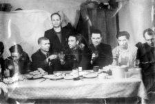 Polacy po zwolnieniu z łagrów, siedzą od lewej: Antoni Marcinkiewicz, NN, Antoni Raubo (stoi), NN, Wacław Mizgier, Jan Grygorewicz, Józef Szymanski (?).