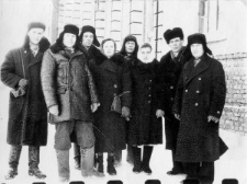 Polacy zwolnieni z łagrów, drugi od lewej Józef (nazwisko nieznane), za nim Antoni Marcinkiewicz, pierwszy z prawej stoi ksiądz Walter Ciszek.