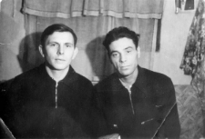 Polacy po zwolnieniu z łagrów, siedzą od lewej Jan Micko, Antoni Marcinkiewicz.