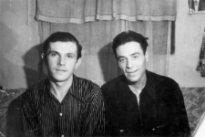 Polacy po zwolnieniu z łagrów, siedzą od lewej: Bronisław (nazwisko nieznane), Antoni Marcinkiewicz.
