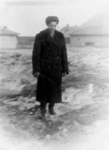 Jan Marcinkiewicz po zwolnieniu z łagru, w tle dawny łagier przerobiony na hotel.