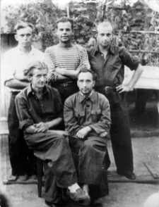 Byli więźniowie łagrów zatrudnieni w kopalni Rudnik. Pierwszy od prawej stoi Jan Aszakiewicz, w środku Bronisław Gawrys, z prawej siedzi Mażejko.