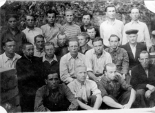 Byli więźniowie łagrów, pracownicy kopalni Rudnik, w pierwszym rzędzie drugi od prawej siedzi Jan Aszakiewicz.