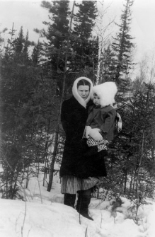 Jadwiga Pawlukowska z synkiem Ryszardem obok domu w tajdze.