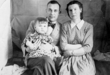 Jadwiga Pawlukowska z mężem i synkiem Ryszardem na przymusowej zsyłce po zwolnieniu z łagru.
