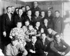 Punkt zborny w Chabarowsku - Polacy powracający do kraju, pierwszy z lewej stoi Stanisław Hrynik, za nim Jan Łopaciński, pierwszy z prawej siedzi Tadeusz Ochęduszko, trzeci z prawej stoi Jan Świnder, najwyżej stoi Edward Kaźmierczak.