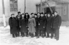 Grupa repatriantów, pierwszy z prawej stoi Jan Łopaciński, drugi z lewej (z tyłu) Tadeusz Ochęduszko, w środku Danuta Prandecka, na zdjęciu także Adam Struzik i Jan Świnder.