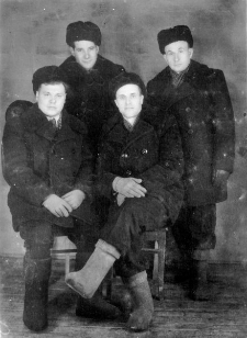 Polacy zwolnieni z łagrów, pierwszy z lewej siedzi Józef Chitruszko ze wsi Zapurwie, z prawej Jan Łopaciński, z lewej stoi Bronisław Janczewski, który pozostał w Susumaniu.