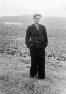 Józef Żołnierczyk w czasie zesłania, w tle pole kapusty.