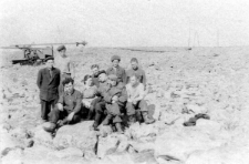 Więźniowie łagru, pracownicy kopalni "Miedwieżyj Ruczaj". Pierwszy od lewej siedzi Józef Ragiń.