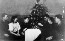 Choinka wśród Polaków, byłych więźniów łagrów. Od lewej: NN, NN, Marian Łukaszewicz, Józef Ragiń, NN, Kazimierz Szyłobryt.