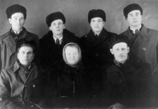 Byli więźniowie łagrów. Od lewej siedzą: Kazimierz Szyłobryt, kobieta NN Rosjanka, Józef (nazwisko nieznane, z Kielc); stoją: NN, NN, Stanisław (nazwisko nieznane), Józef Ragiń. Zdjęcie wykonane w październiku lub listopadzie 1955 r.