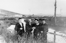 Polacy zwolnieni z łagrów, po osiedleniu na Kołymie. Czterech mężczyzn stoi na tle zimowego krajobrazu. Pierwszy od lewej: Jerzy Różanowski. W tle z lewej obóz D-2.