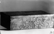 Pudełko wykonane z drewna przez nieznanego więźnia obozu. Napisy na pudełku "TEMIDA", "PIJAWKA".